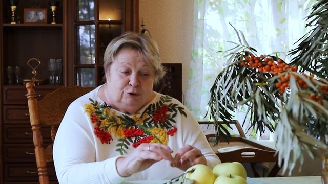 Женщина за столом рассказывает о ДИВО